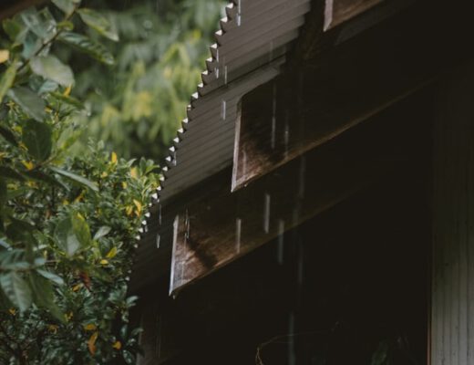 Deszcz kapiący z dachu