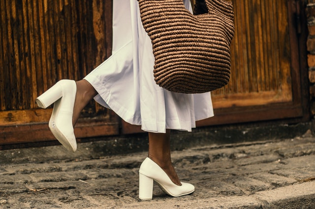 kobieta w białych butach i w białej sukience