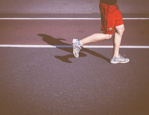 Mężczyzna biegnie w maratonie