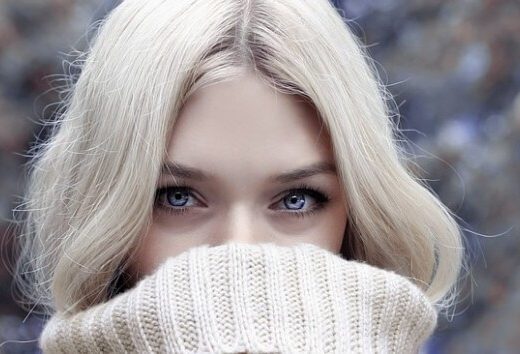 Blondynka w białym golfie