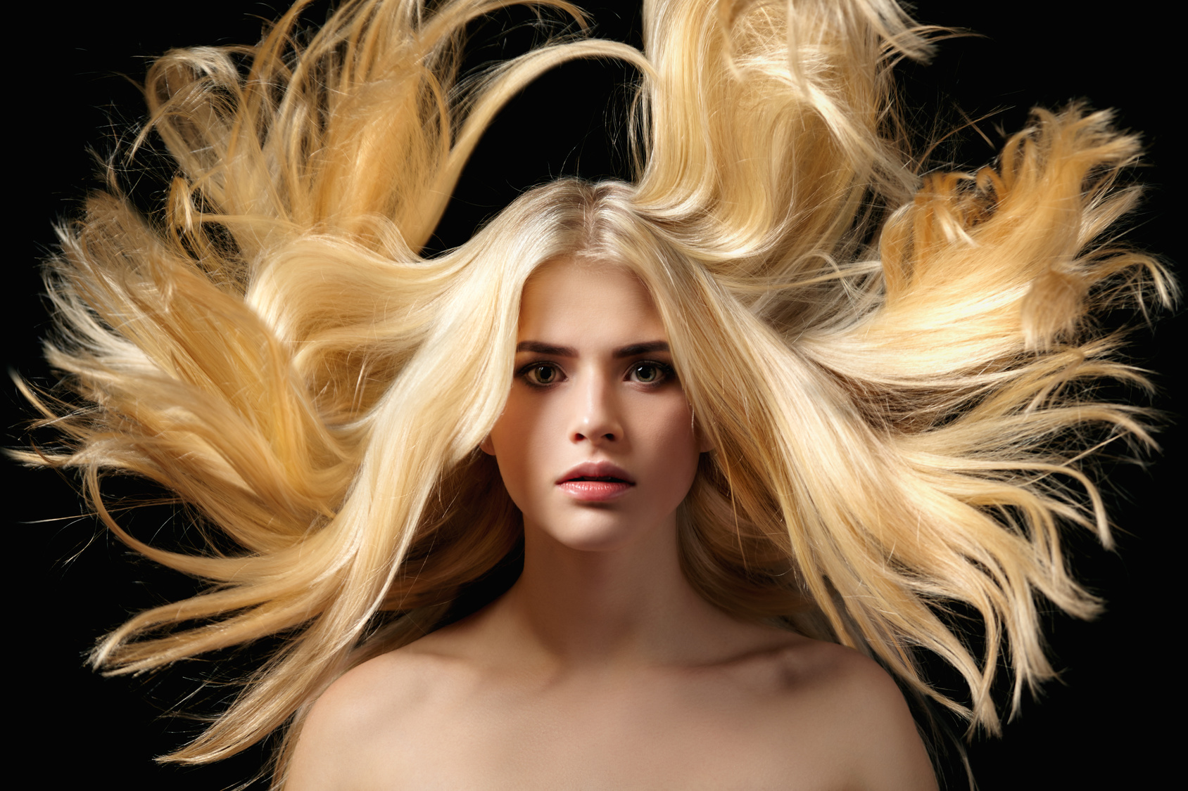 Czy brunetka może wyglądać dobrze w blondzie?