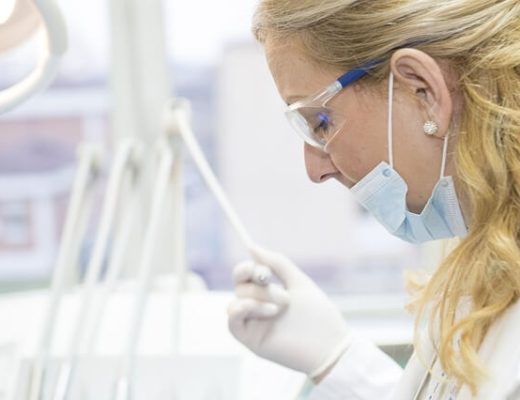 Dentystka w czasie wybielania zębów