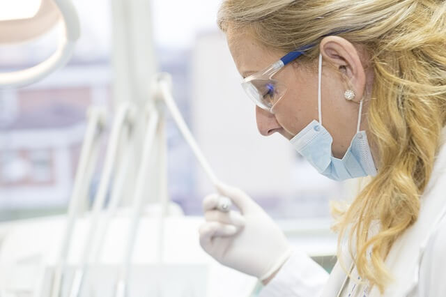 Dentystka w czasie wybielania zębów