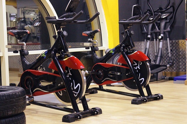 Dwa czerwone rowerki treningowe
