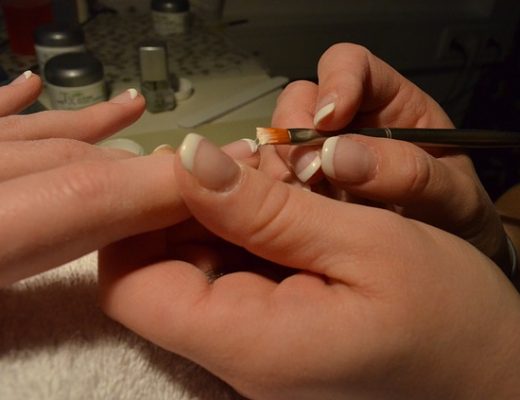 manicure francuski