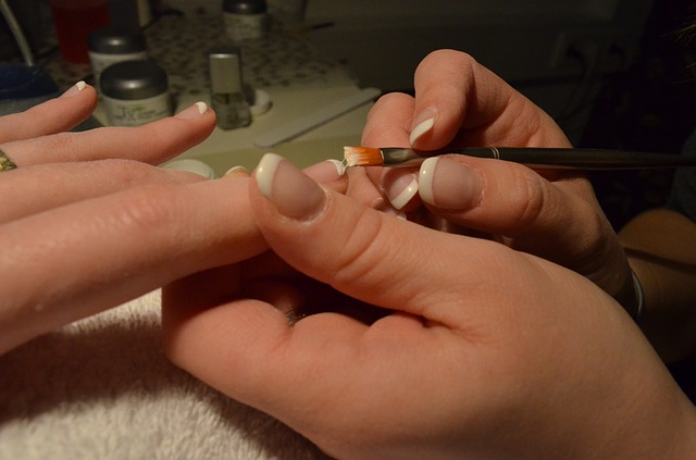 manicure francuski