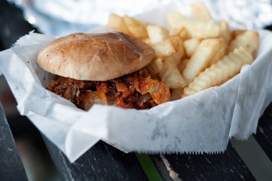 hamburger z frytkami