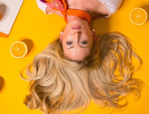 Kobieta o blond włosach