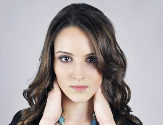 Brunetka z zdrowymi, ładnymi włosami
