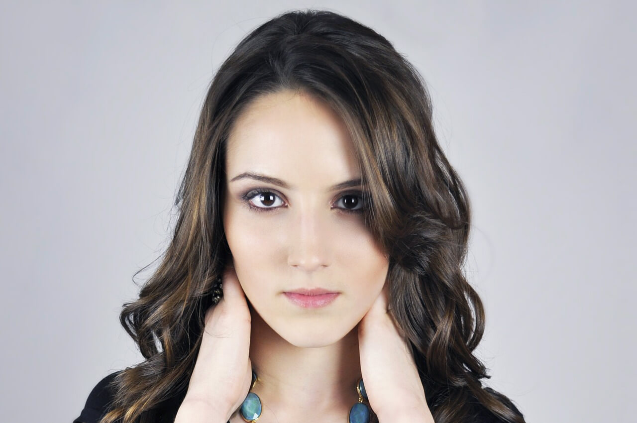 Brunetka z zdrowymi, ładnymi włosami