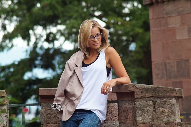Kobieta z blond włosami średniej długości