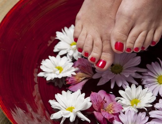 Stopy z czerwonym pedicurem