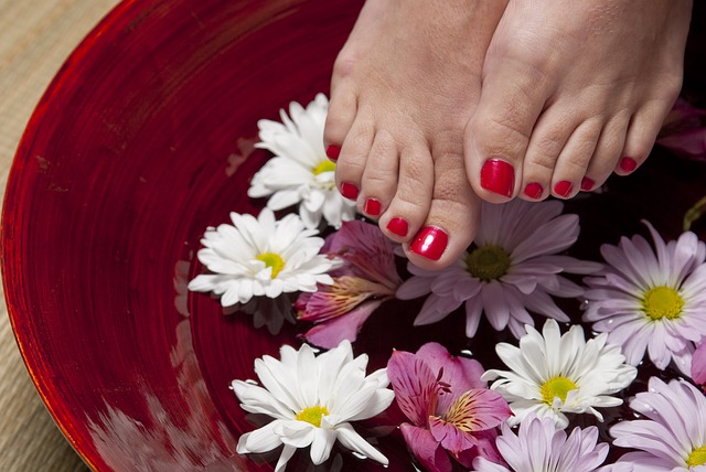 Stopy z czerwonym pedicurem