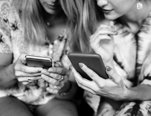 Kobiety z telefonami w rękach