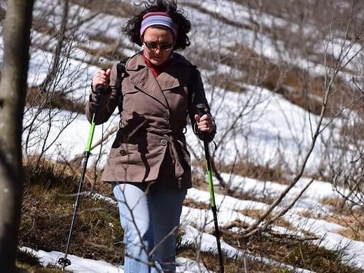 Kobieta uprawiająca nordic walking