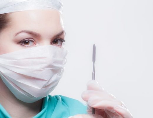 Kobieta doktor ze skalpelem