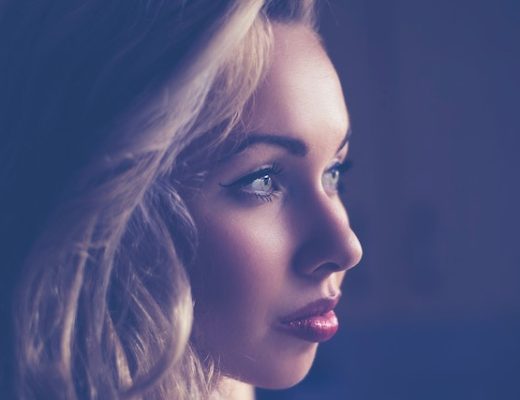 Twarz kobiety o blond włosach z profilu