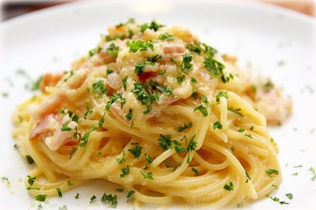 talerz spaghetti carbonara